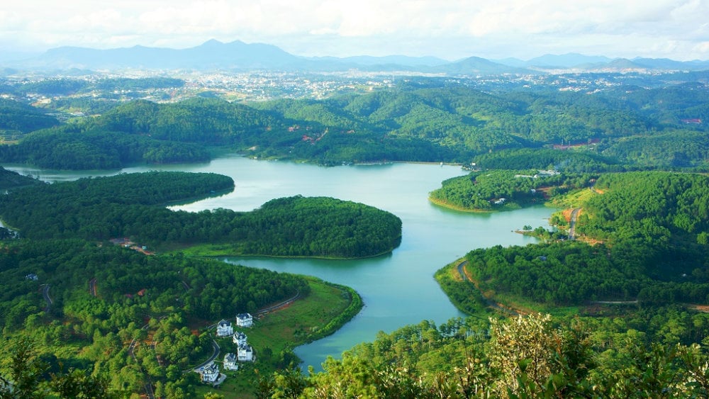 Cách trung tâm Đà Lạt 10km, Hồ Tuyền Lâm hiện lên như một bức tranh sơn thủy hữu tình